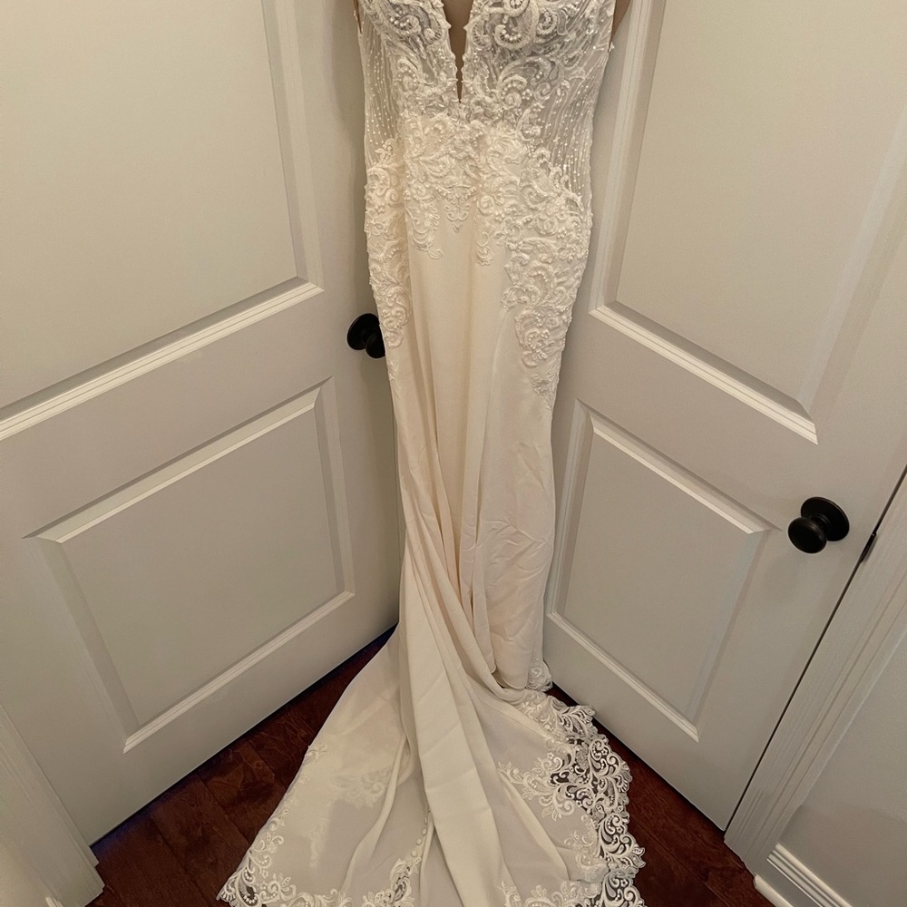Elegant Lace Wedding Dress in ivory